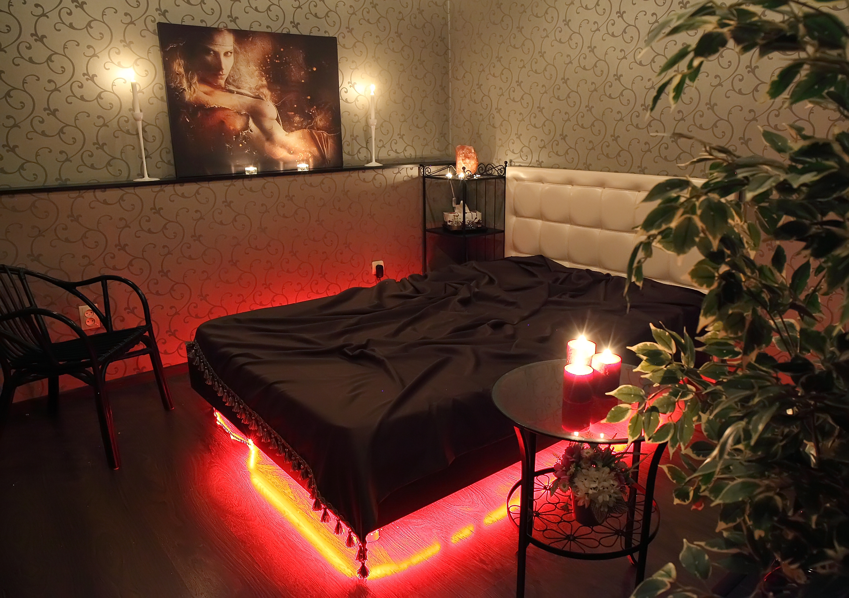 Релакс салон goldengirls24 ru. Комната для эротического массажа. Салон эротического массажа интерьер. Мужской салон эротического массажа.